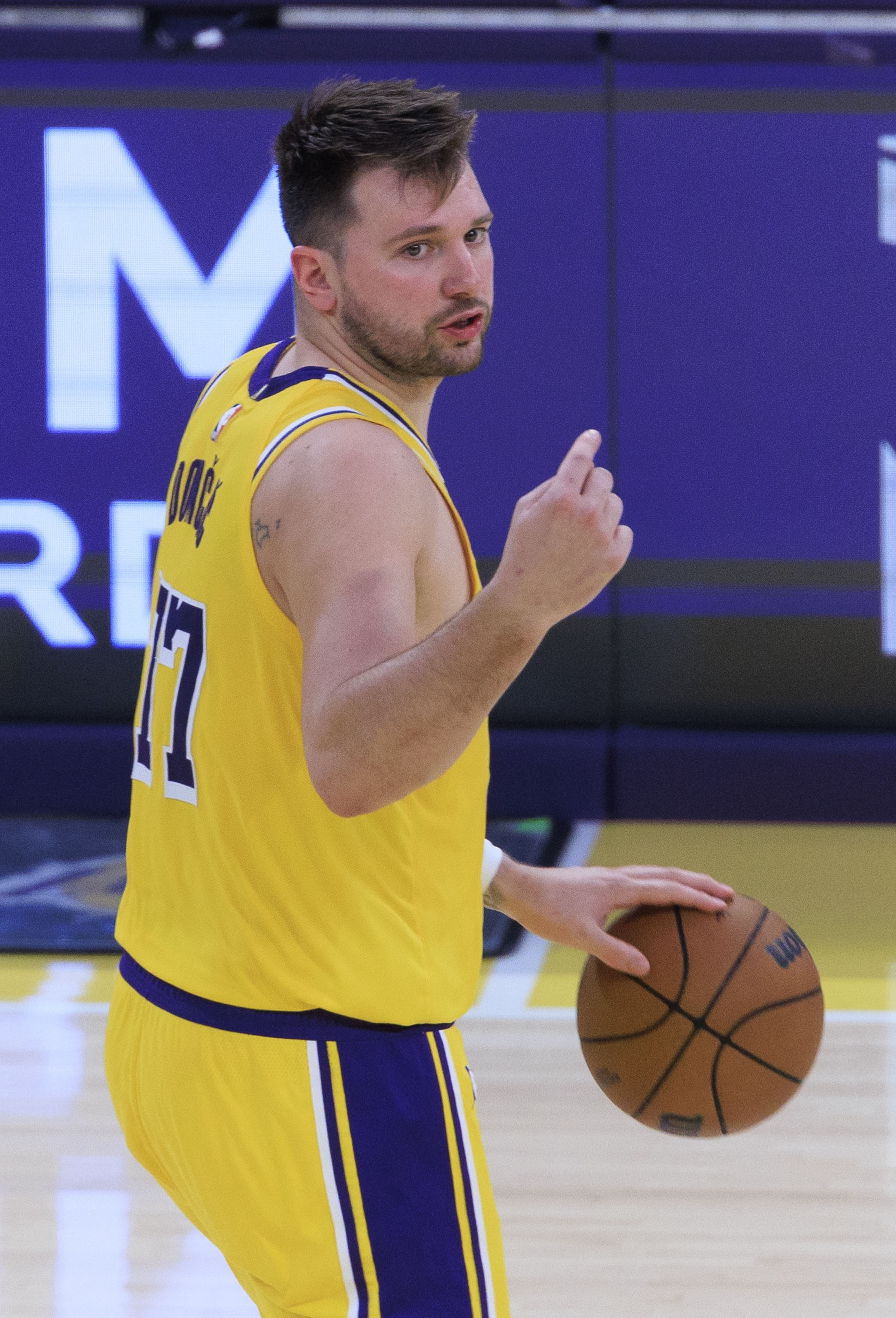 锐不可当引发热议!,东契奇在加拿大队比赛中刷新纪录赛场气氛高涨 锐不可当引发热议!,东契奇在加拿大队比赛中刷新纪录赛场气氛高涨